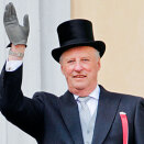 Kong Harald hilser fra Slottsbalkongen  (Foto: Fredrik Varfjell / NTB scanpix)
 